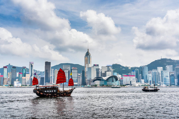 Altes chinesisches Segelschiff von Duk Ling im Victoria Harbour, Hongkong. - Foto, Bild