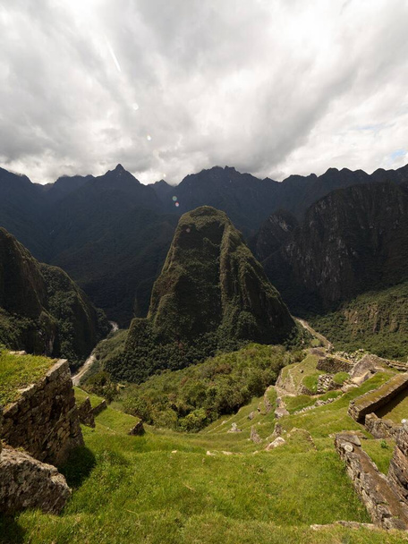 Panorama landschap van Putucusi Phutuq Kusi berg bij Machu Picchu Aguas Calientes Urubamba rivier vallei Cuzco Peru - Foto, afbeelding