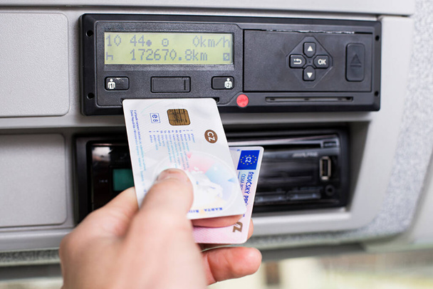 Рука, що тримає цифрову картку водія і Європіанську водійську ліцензію перед цифровою тахографією. Ніяких особистих даних - Фото, зображення