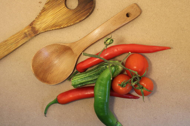 mix zeleniny na řezací desce v domácí kuchyni - Fotografie, Obrázek
