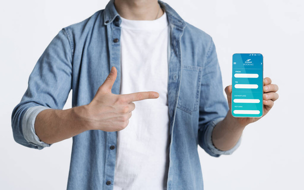 Man wijzen op Smartphone met geopende vlucht Booking App op het scherm, Collage - Foto, afbeelding