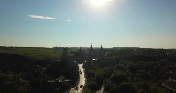 Luchtfoto drone uitzicht op Kamianets-Podilskyi Oude kasteel in het westen van Oekraïne. - Video