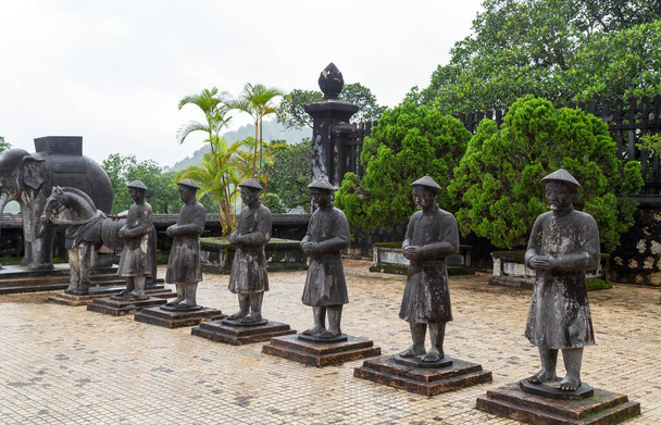 Granitowa rzeźba Grobowiec Królewski Khai Dinh w Hue, Wietnam. Rzeźby honorowy strażnik kamiennych ochroniarzy mandarynki słonie i konie - Zdjęcie, obraz