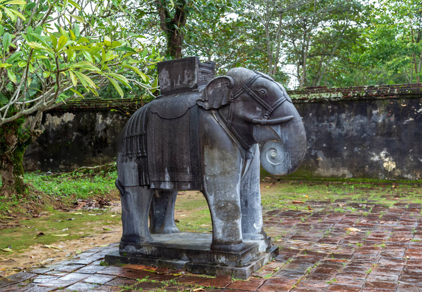 Grób Królewski Khai Dinh w Hue, Wietnam. Posąg słonia. - Zdjęcie, obraz