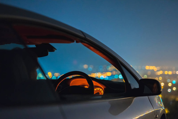 El coche en el fondo de las luces de la ciudad. noche noche tiempo - Foto, Imagen