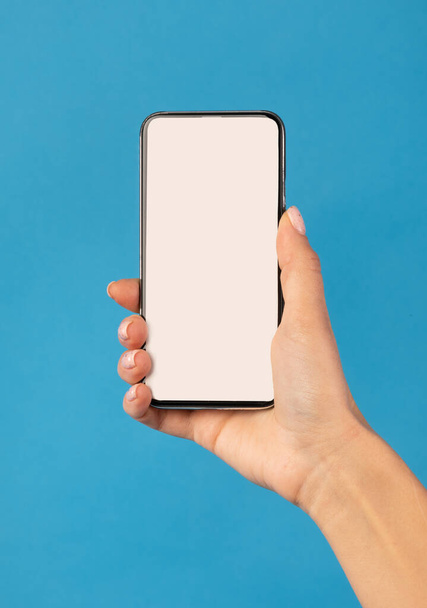 Телефон с белым экраном на синем фоне - Фото, изображение