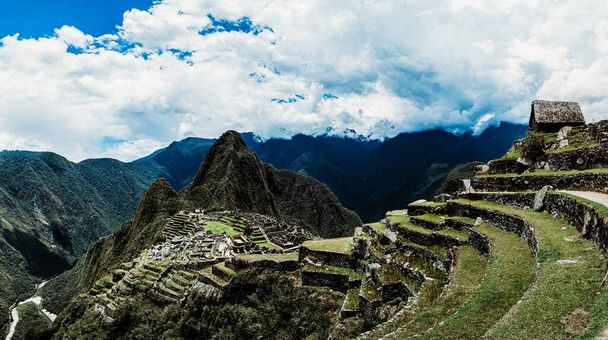 Antik İnka Machu Picchu şehri ve huaynapicchu dağının panoramik görüntüsü  - Fotoğraf, Görsel