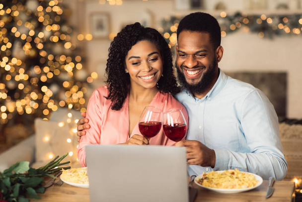 黒の男と女性のノートパソコンのワインを飲む - 写真・画像
