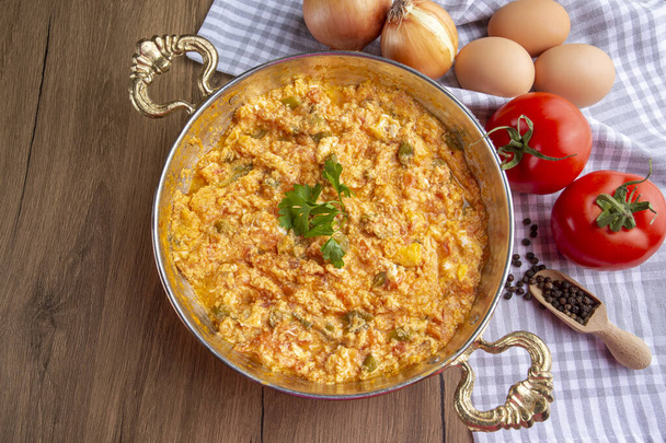 omlett burgonyával, zöldségekkel és fűszerekkel - Fotó, kép