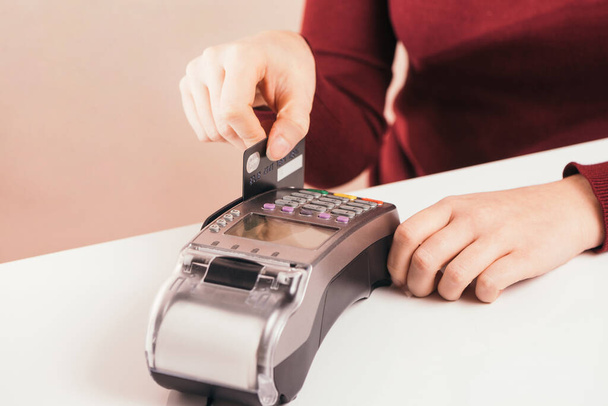 Asiakas seistä lähellä bar counter tehdä maksu käyttää luottokorttia lähikuva kädet laite näkymä, rahaton menetelmä maksaa laskuja kaupallisissa tiloissa käsite. - Valokuva, kuva