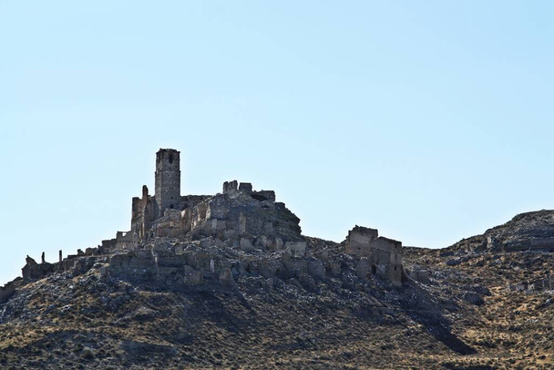 Ruinen der Burg von Roden, einer Stadt, die im Spanischen Bürgerkrieg und in der Schlacht von Belchite (Spanien) bombardiert wurde. Glockenturm der Kirche Sankt Martin von Tours in Roden. - Foto, Bild