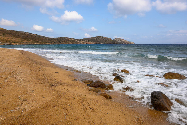 Παραλία Ψάθη, μια μεγάλη, αμμώδης και απομονωμένη παραλία στην ανατολική ακτή της Ίου. Κυκλάδες, Ελλάδα - Φωτογραφία, εικόνα