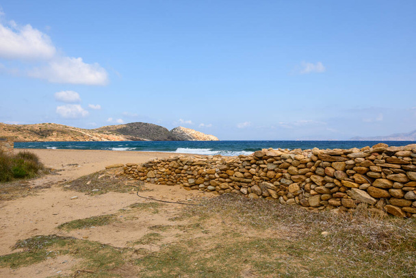 Παραλία Ψάθη, μια μεγάλη, αμμώδης και απομονωμένη παραλία στην ανατολική ακτή της Ίου. Κυκλάδες, Ελλάδα - Φωτογραφία, εικόνα