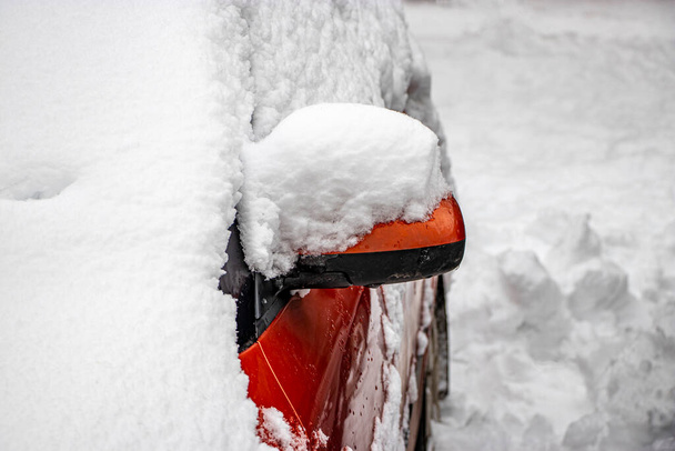 Carro congelado coberto de neve coberto de neve. Estrada de Inverno. Perigo de condução no Inverno. Remoção de neve do carro. Situação de tráfego perigoso. - Foto, Imagem