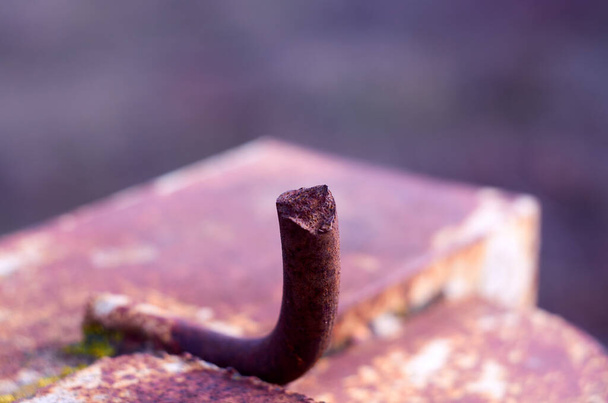 Pezzo di rinforzo arrugginito saldato a una trave di ferro da vicino - Foto, immagini