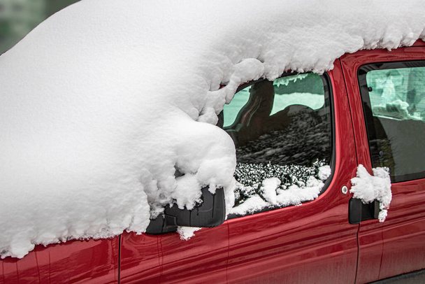 雪に覆われた冷凍車の雪で覆われた。冬の道。冬の運転の危険性。車の雪の除去。危険な交通状況. - 写真・画像