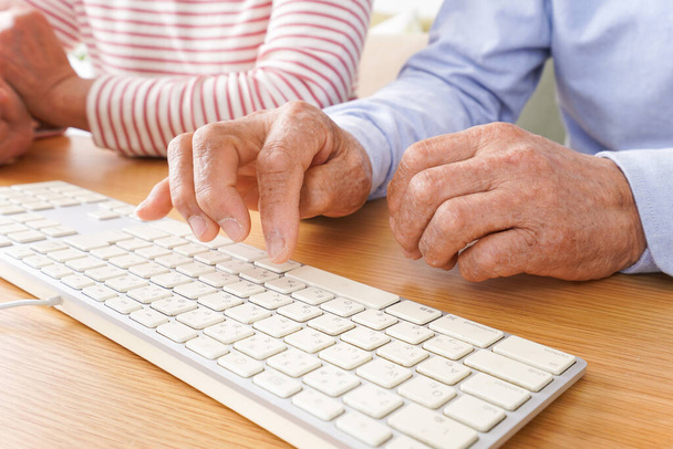Ηλικιωμένο ζευγάρι που χρησιμοποιεί υπολογιστή - Φωτογραφία, εικόνα