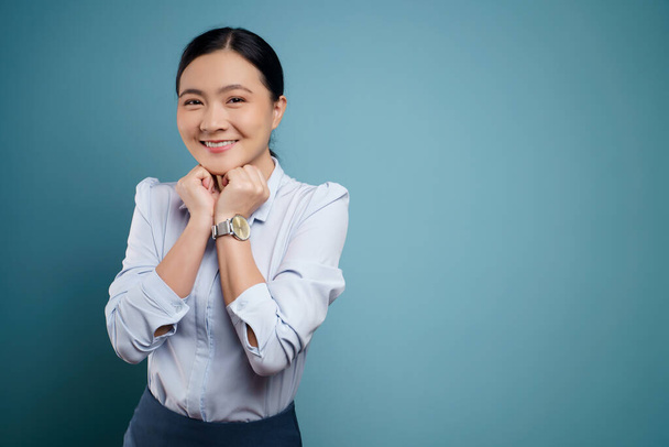 Asiatique femme heureux surpris debout avec copie espace isolé sur fond bleu. - Photo, image