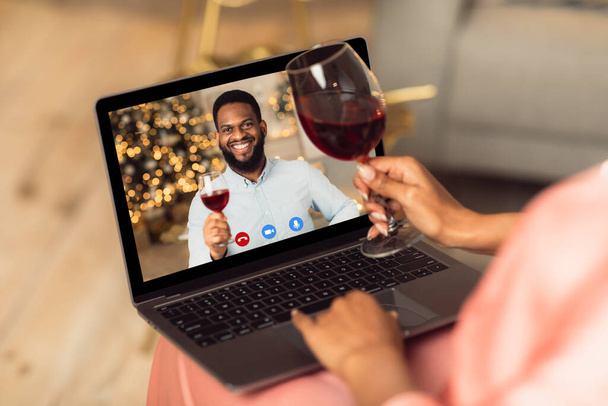 Μαύρο ζευγάρι που έχουν online ημερομηνία, πίνοντας κόκκινο κρασί - Φωτογραφία, εικόνα
