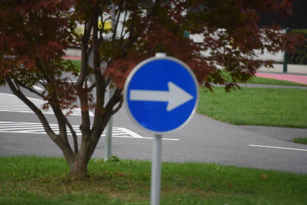 Směrová značka se šipkou ukazující cestu v silničním provozu - Fotografie, Obrázek