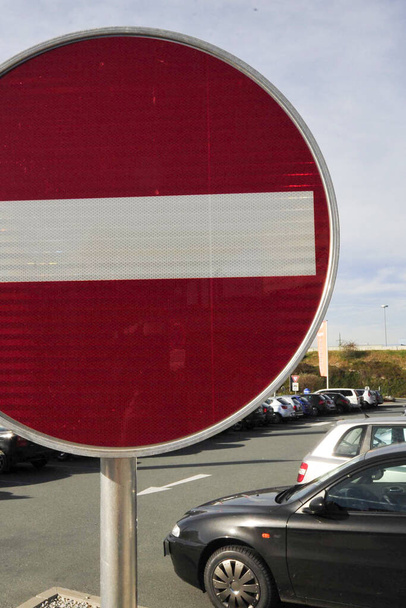 道路標識を警告せず白いバーで赤い丸で囲まれ - 写真・画像