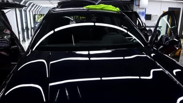 Ідеально чиста чорна блискуча машина в автомийці
 - Кадри, відео