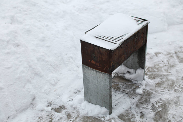 před domem mongal pro smažení v zimě ve sněhu izolované - Fotografie, Obrázek