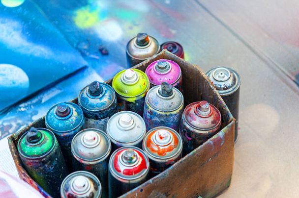 Used aerosol spray paint in cans in carton  - Fotoğraf, Görsel