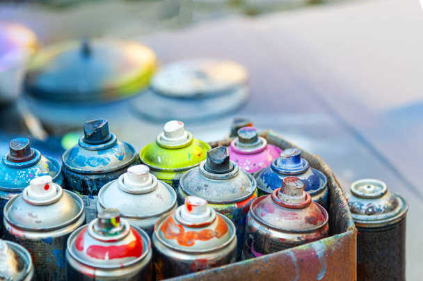 Used aerosol spray paint in cans in carton  - Valokuva, kuva