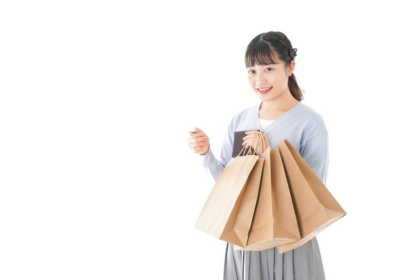 Jonge vrouw genieten van winkelen - Foto, afbeelding