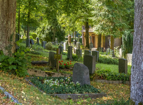 paisaje del cementerio soleado idílico s en Schwaebisch Hall en la hora de verano - Foto, Imagen