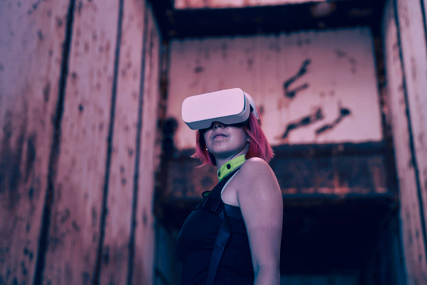 Жінка входить у віртуальну реальність за допомогою гарнітури віртуальної реальності
. - Фото, зображення