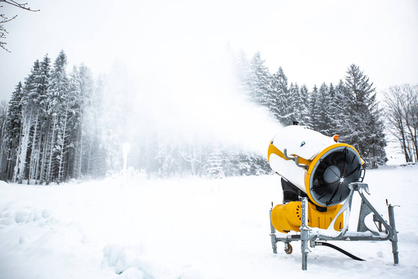 Kar topu, makineli tüfek yamaçlarda kar veya dağlarda kayakçılar için snowboardcular, yapay kar. - Fotoğraf, Görsel