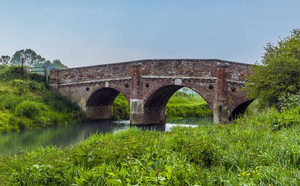 A triple arch bridge over the River Rother at Bodiam, Sussex in springtime - Fotografie, Obrázek