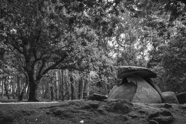 Axeitos dolmen, esihistoriallinen megaliittinen rakennus, joka sijaitsee Oleirosin seurakunnassa, Riveiran kunnassa, Ria de Arousassa, La Corunan maakunnassa, Espanjassa. - Valokuva, kuva