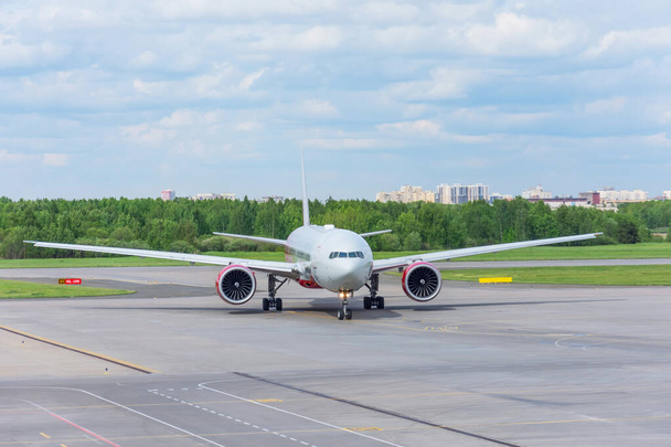 Vue de face d'un grand avion sur les voies de direction et parking à l'aéroport après l'atterrissage - Photo, image