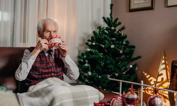 Portrait d'un homme retraité âgé assis à la maison - Photo, image
