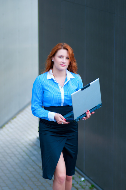 Business woman posing with a laptop - Фото, зображення