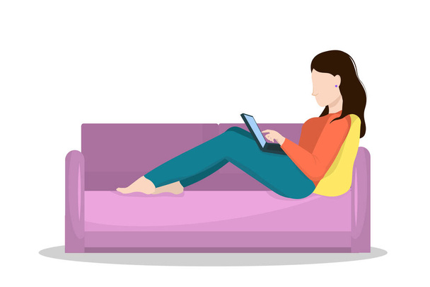  jeune femme brune travaillant sur un ordinateur portable couché sur un canapé. Concept de travail à domicile et indépendant - Vecteur, image