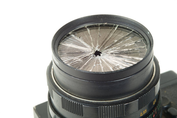 lente rota en la vieja cámara de película vintage, primer plano - Foto, Imagen