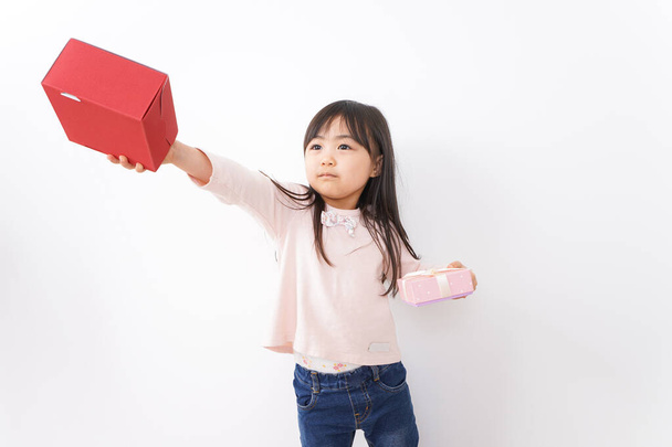 маленька дівчинка дарує подарунок
  - Фото, зображення