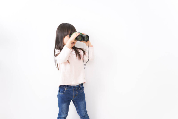 Malé dítě používající dalekohled - Fotografie, Obrázek