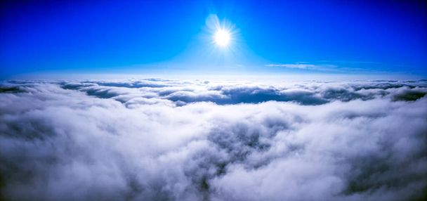 Céu ensolarado fundo abstrato, bela paisagem nublada, no céu, vista sobre nuvens brancas fofas, conceito de liberdade - Foto, Imagem