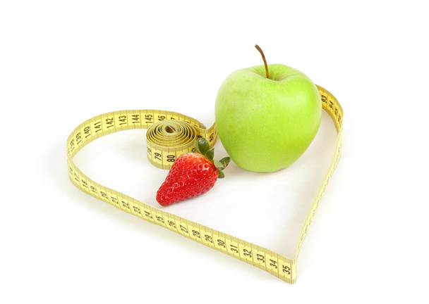 pomme verte avec ruban à mesurer et symbole cardiaque isolé
 - Photo, image