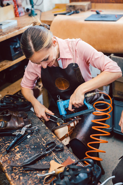 Cobbler nő cipőt javít - Fotó, kép