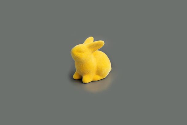 Joyeuse maquette de Pâques. lapin de Pâques jaune sur fond gris. - Photo, image