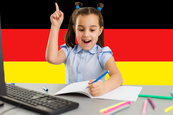Avrupa dilini öğreniyorum. Almanya bayrağındaki akıllı kız. - Fotoğraf, Görsel