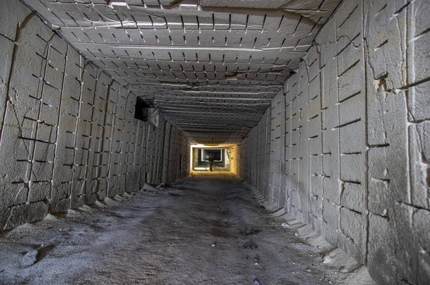 Lungo tunnel attraverso la miniera di gesso in Ucraina - Foto, immagini