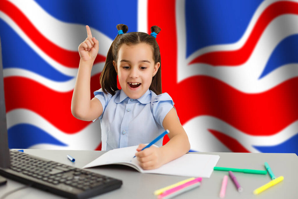 ヨーロッパ語を学ぶ。英国の旗の背景のスマート子の女の子 - 写真・画像