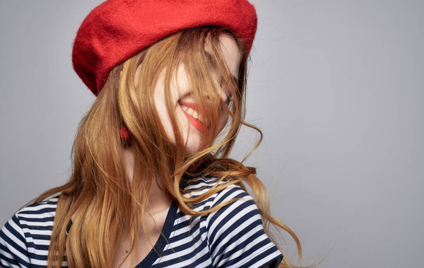 Romanttinen nainen, jolla on kirkas meikki punainen korvakorut päähine muotokuva malli - Valokuva, kuva